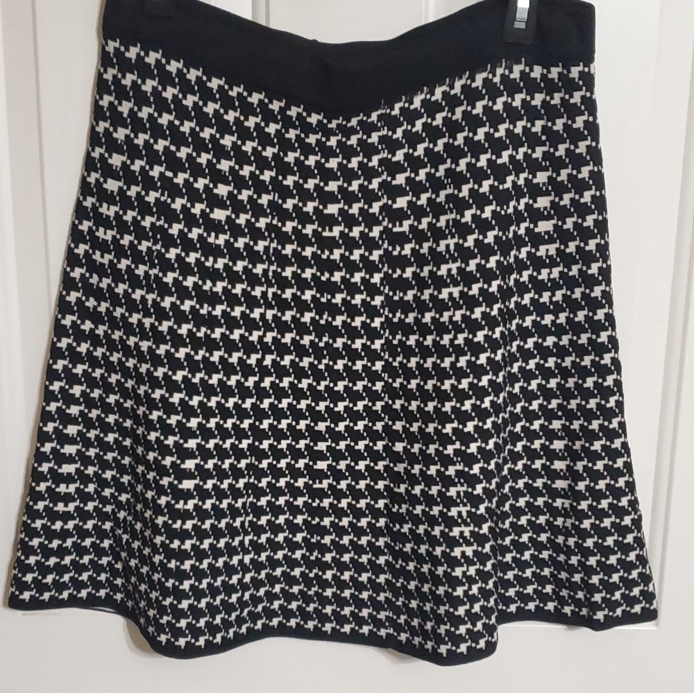 Max studio flare skater skirt. houndstooth Size L